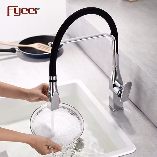 Torneira para pia de cozinha cromada de latão Fyeer com spray pull down