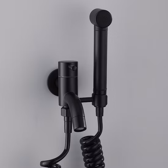 Pulverizador portátil de bidê preto de latão com válvula de mistura quente e fria